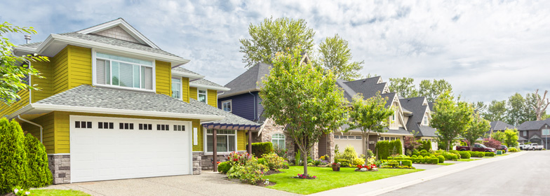 what-is-an-hoa-blog-dec-2020 Street view of houses in neighborhood